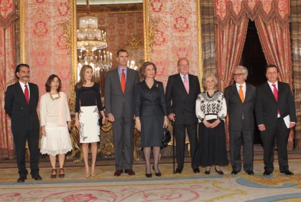 Sus Majestades los Reyes y Sus Altezas Reales los Príncipes de Asturias junto a Elena Poniatowska, Premio Miguel de Cervantes 2013, y sus familiares